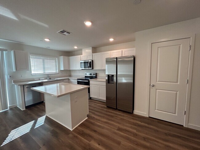 Building Photo - BRAND NEW 3 Bedroom Home for Rent in Redding CA | Gated Community, Garage, Yard