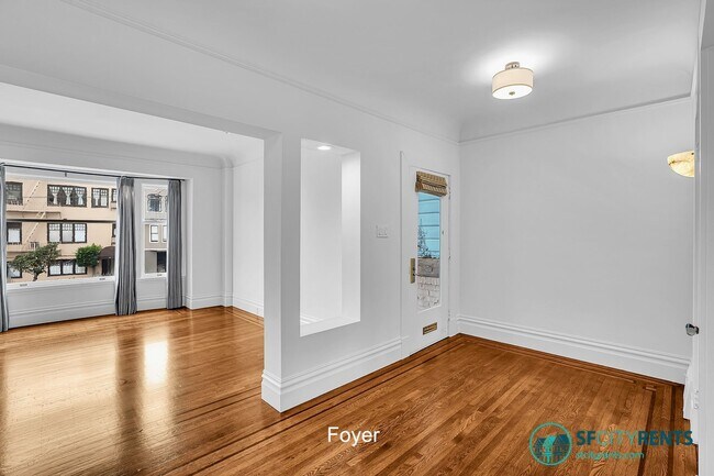 Foto del edificio - Sun-filled Presidio Heights Residence w/ Private Deck, Hot Tub & Garage Parking