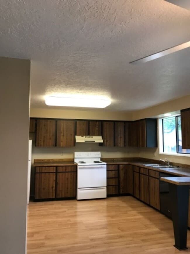 Foto del edificio - 204 Crestview Dr