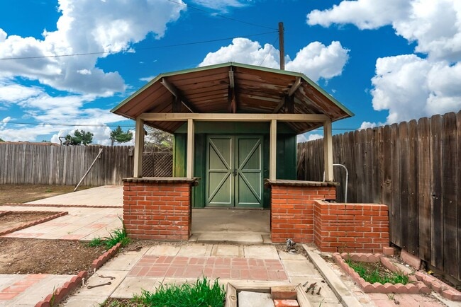 Building Photo - Charming 3 bedroom 1.5 bathroom home locat...
