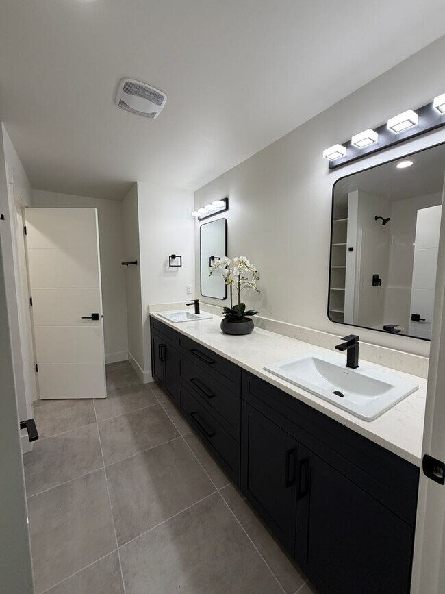 Foto del edificio - 300 Seven Oaks Ln