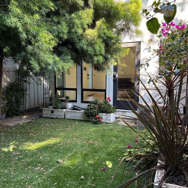 Foto del edificio - 1031 Almanor Ave