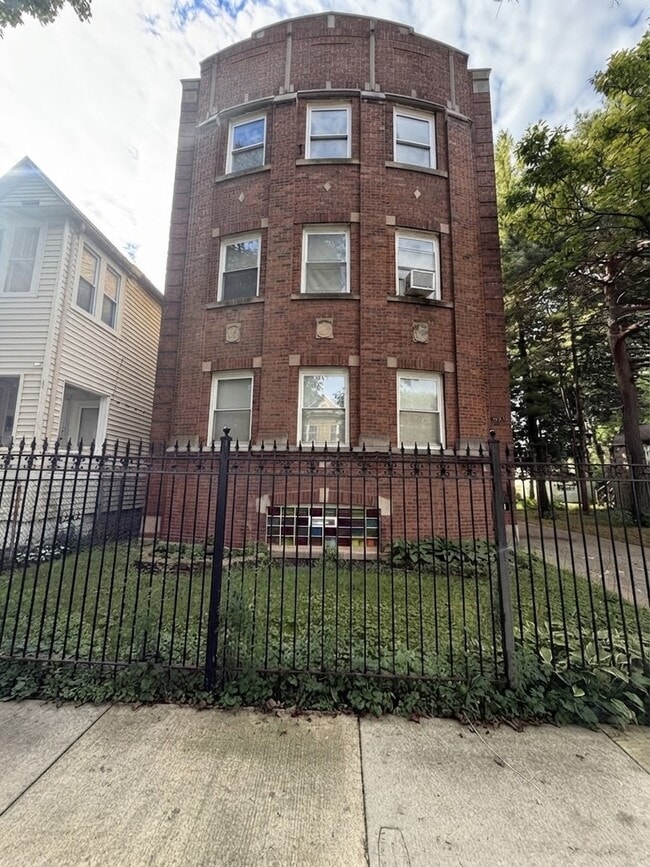 Building Photo - 1133 E 81st Pl