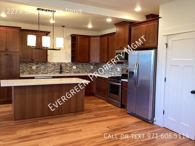 Foto del edificio - Beautiful 3 bdrm, 2.5 bth home- Private an...