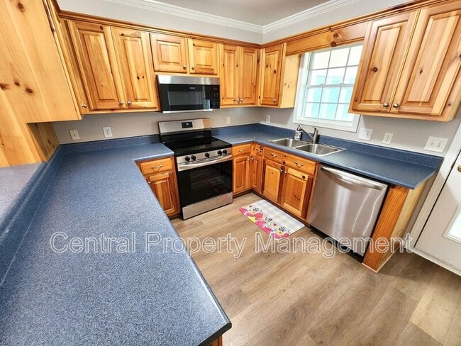 Building Photo - 303 Rexford Dr