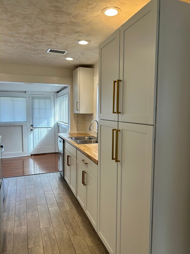 Cocina - 2443 4th Ave N