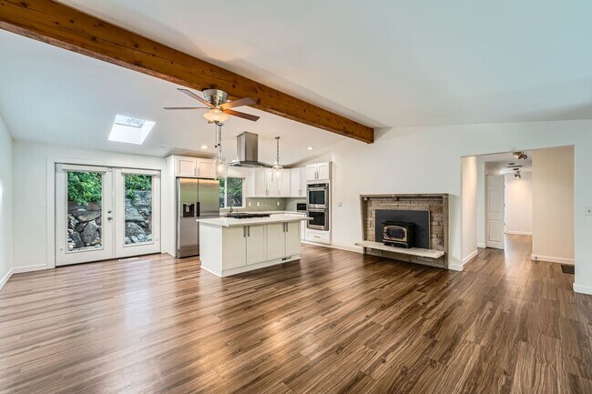 Building Photo - Beautiful Modern House Near Lake Hills and...