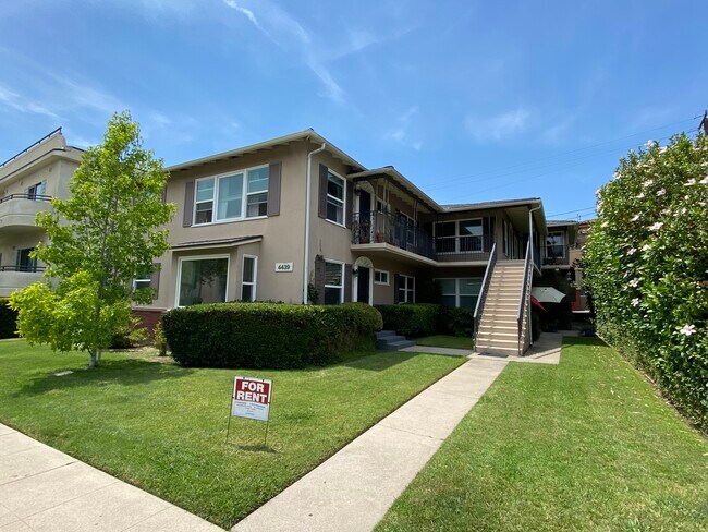 Foto del edificio - 4439 Lakeside Dr