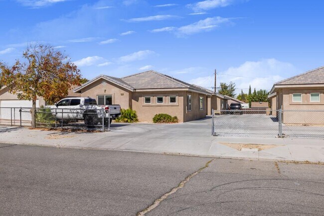 Foto del edificio - 16472 Smoke Tree St