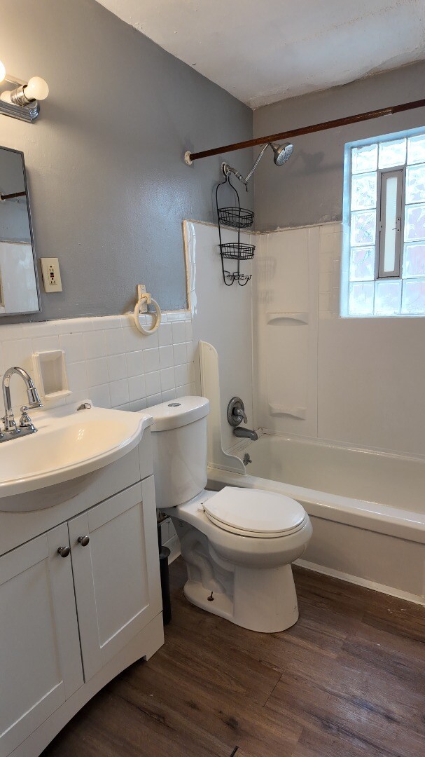 Foto del edificio - Charming 2-Bed Gem with Hardwood Floors & Large Living Room – Great Value in Cincinnati