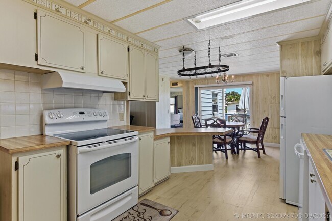 Building Photo - 7983 SE Saratoga Dr
