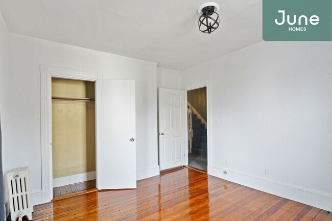 Foto del edificio - ROOM ONLY in 6-bed/2.0-bath Home