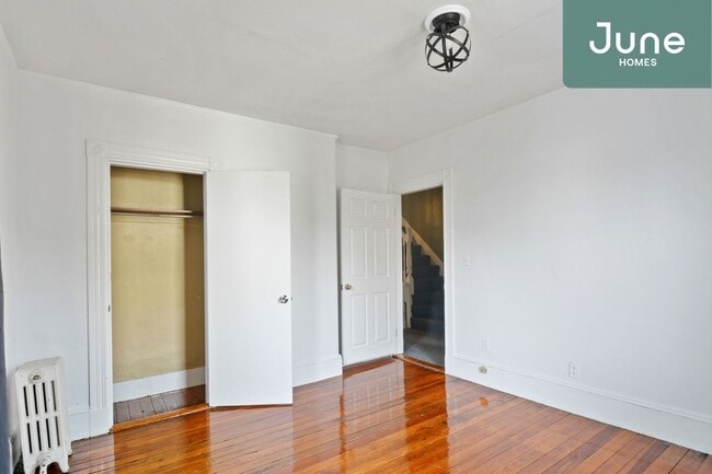 Building Photo - ROOM ONLY in 6-bed/2.0-bath Home