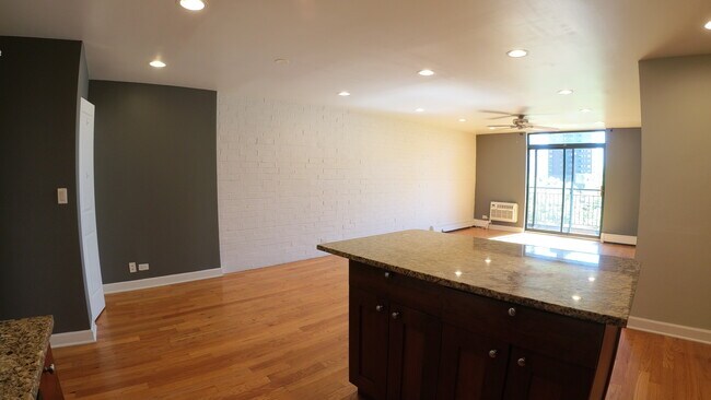 Building Photo - 3900 N Pine Grove Ave