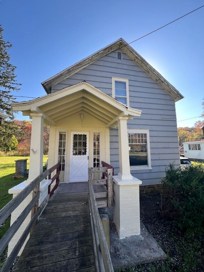 Building Photo - Single Family Three Bedroom Home