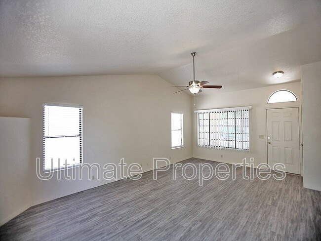 Foto del edificio - 4645 N 99th Dr