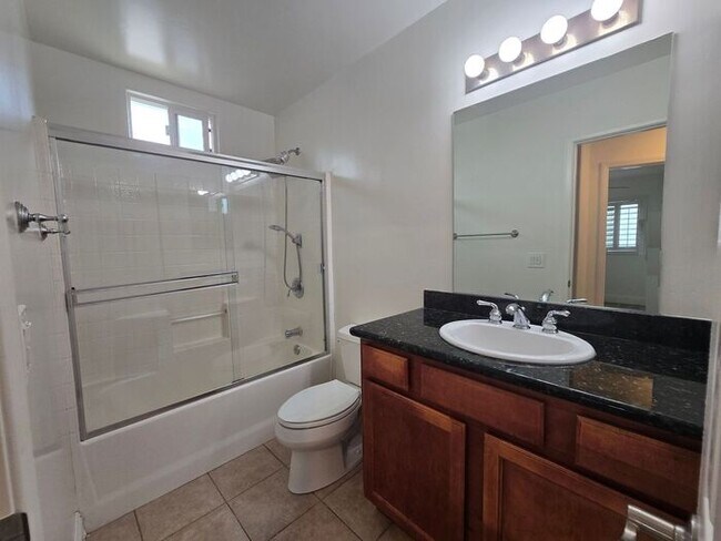 Foto del edificio - 1 BD / 1 BTH Home on Hornblend with Parking in Pacific Beach San Diego