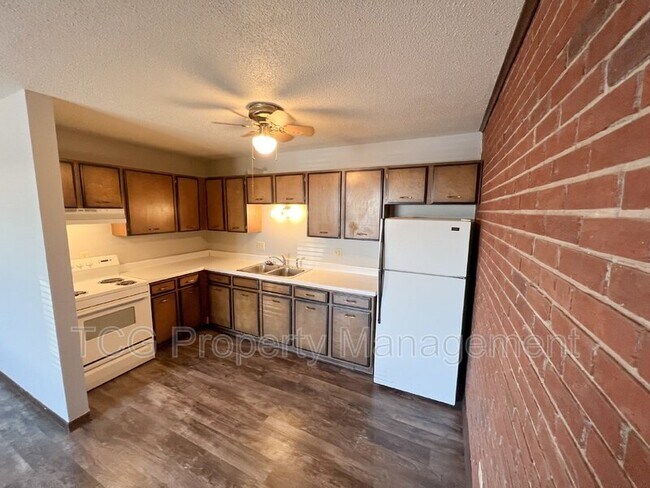Building Photo - 445 Elm Pl