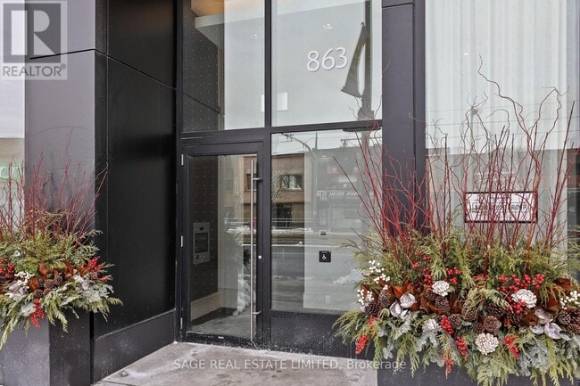 Building Photo - 863 St Clair Ave W