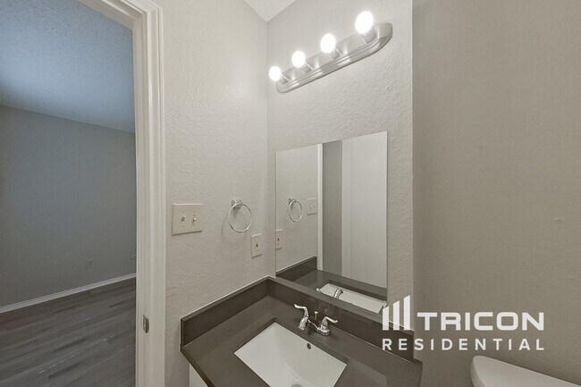 Foto del edificio - 5903 Guildwood Dr