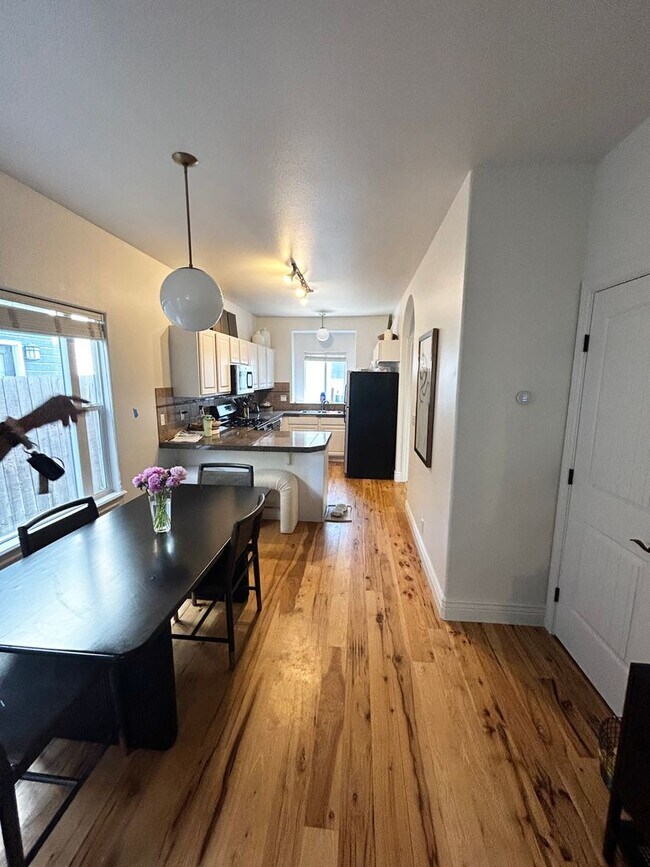 Foto del edificio - Charming 3-Bedroom home with 2 car garage in Prime Location