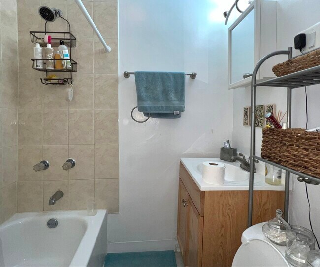 Foto del edificio - Spacious 1 Bed in Prime Edgewater Glen Loc...