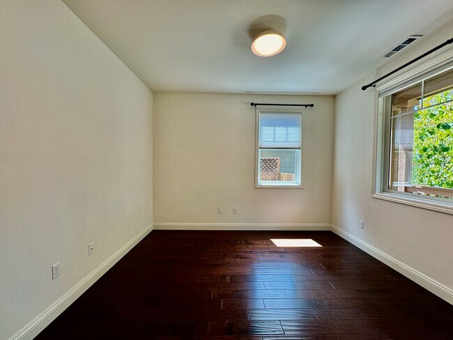 Building Photo - 1365 Magnolia Ave