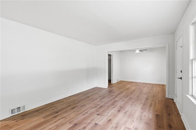 Foto del edificio - 2801 Mitchell Dr