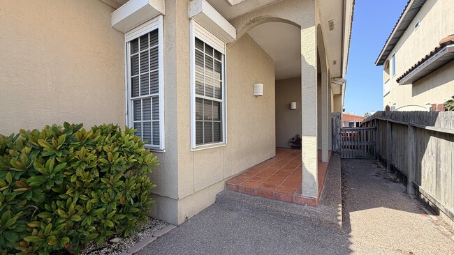 Building Photo - 13806 Primavera Dr