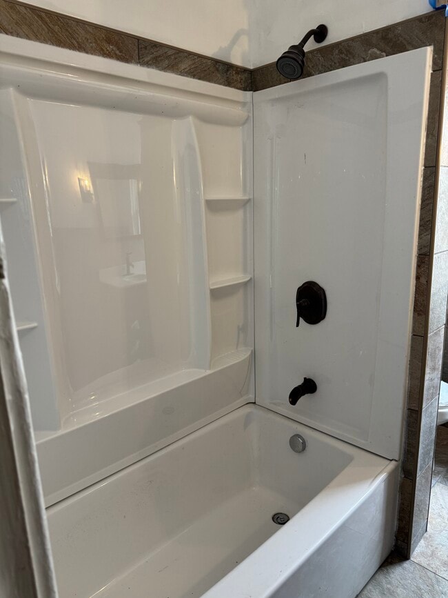 Bathtub/Shower - 1413 Beech St