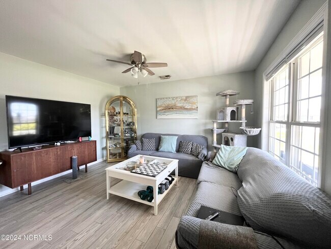 Foto del edificio - 102 Lejune Ct