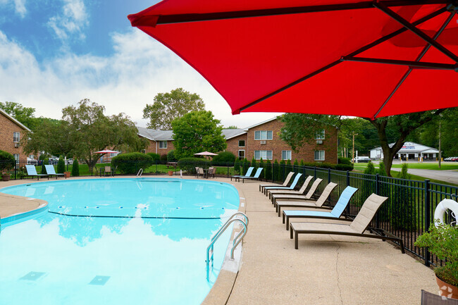 Upgraded Pool & Luxury Loungers - Pennwood Apartments