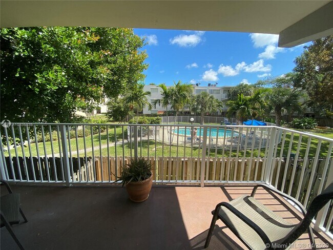 Foto del edificio - 7803 N Kendall Dr