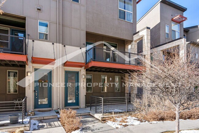 Foto del edificio - Spacious Townhouse with Washer/Dryer and 2...