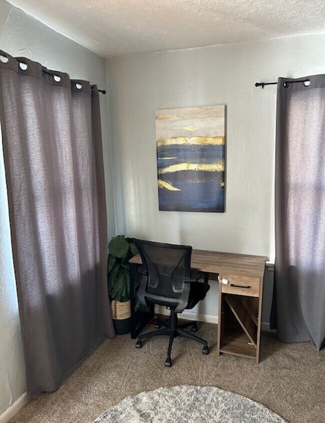 Foto del edificio - Charming 2 Bed, 1 Bath Home with Fenced Yard & Garage – Prime Location!