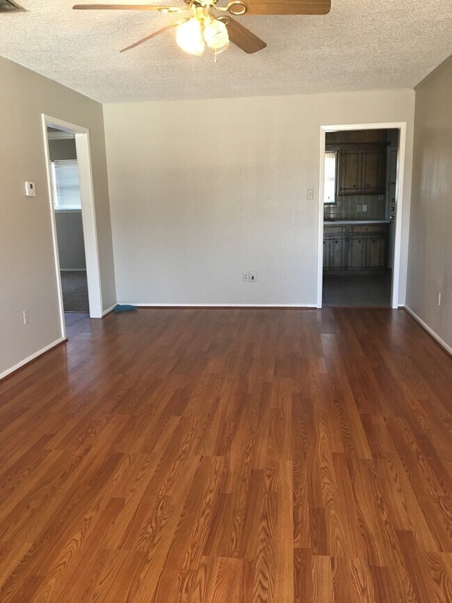 Building Photo - Convenient Location