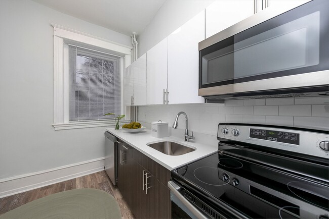 Cocina de 2BD renovada - Pelham Court Apartments