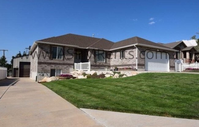 Building Photo - 5 bed, 3 bath, mother-n-law apt.