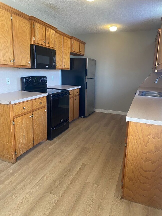 Building Photo - Cute Corner Lot Home! Available Now!