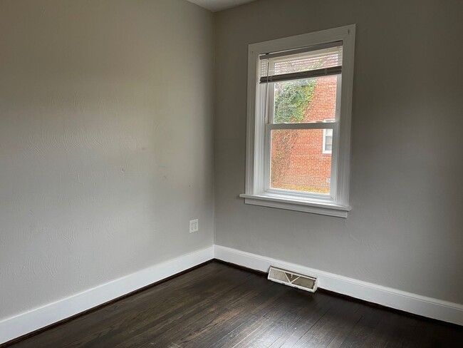 Foto del edificio - Renovated 3BR / 2BA home near Forest Hill ...