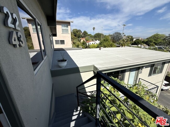 Foto del edificio - 2243 Silver Ridge Ave