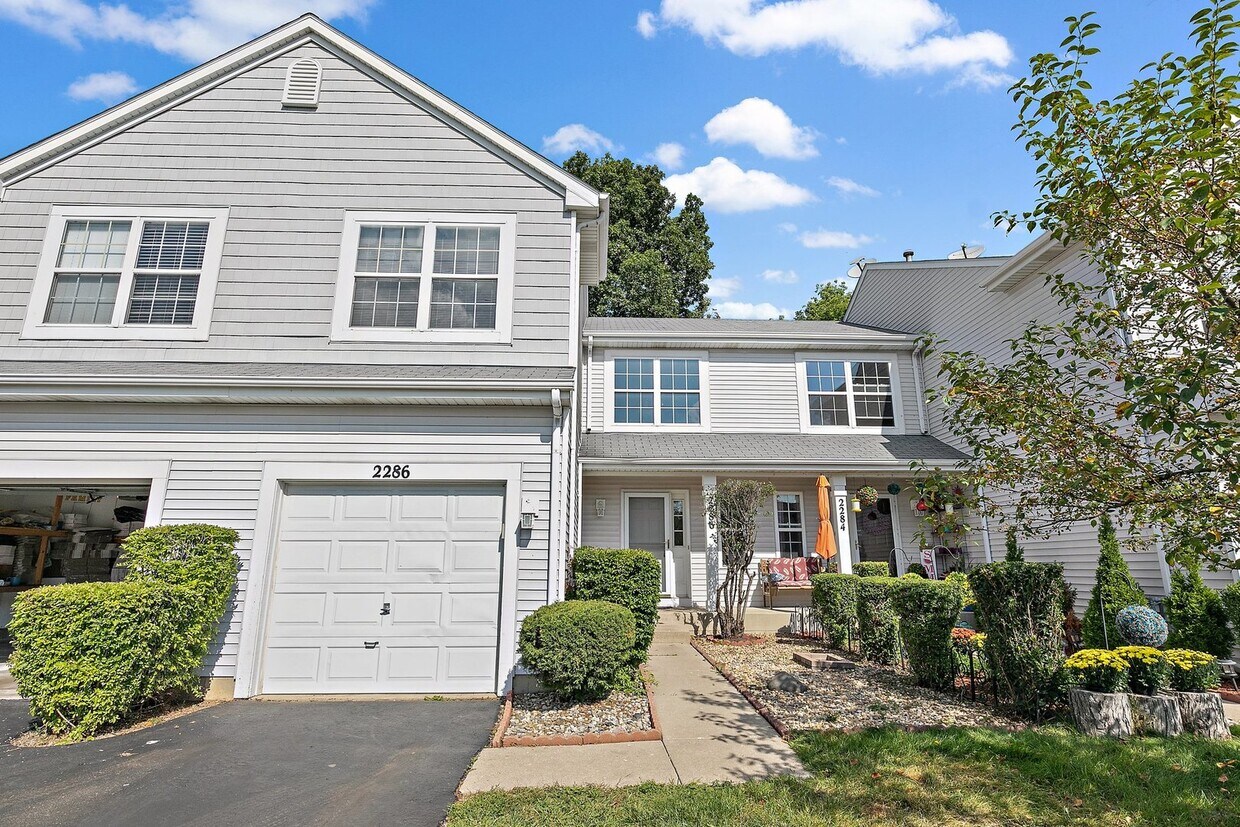 2286 Woodside Dr, Carpentersville, IL 60110 Townhome Rentals in