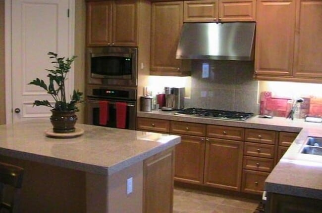 Building Photo - 2 Plaza Valenza, Lake Elsinore, CA, 92532