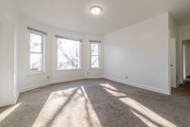 Foto del edificio - Spacious 4 Bedroom 2 Full Baths Available Kenosha