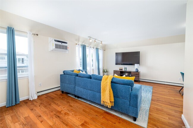 Building Photo - 144-72 Broadway