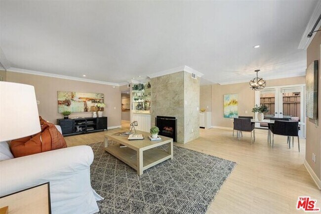 Foto del edificio - 2345 Roscomare Rd