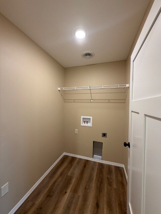 Foto del edificio - BRAND-NEW 4BR/2BA Duplex/Patio home with Garage - Available Now near Hollister, Schools