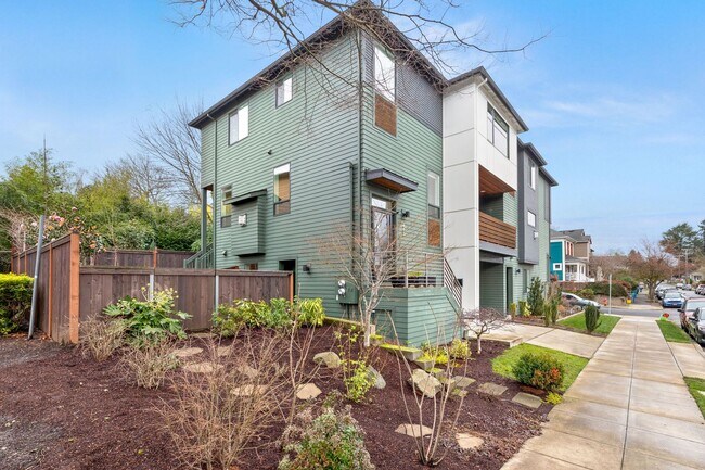 Foto del edificio - Stunning, Modern 4 bed home with attached ADU in King Neighborhood - AVAILABLE NOW!!