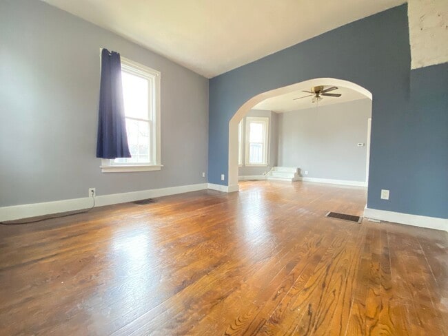 Building Photo - 401 Center St