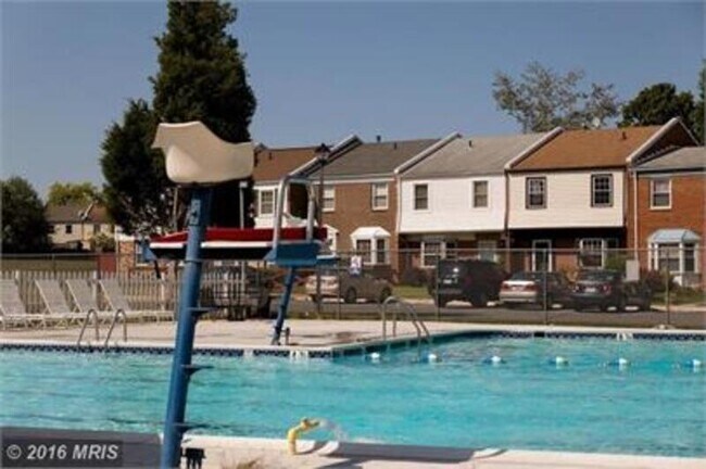 Foto del edificio - 8004 Community Dr